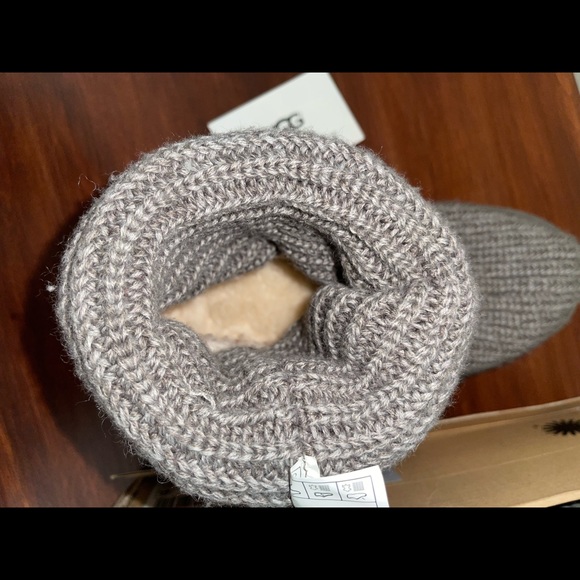 UGGS Size 7 🎁FREE GIFTS - Picture 11 of 14